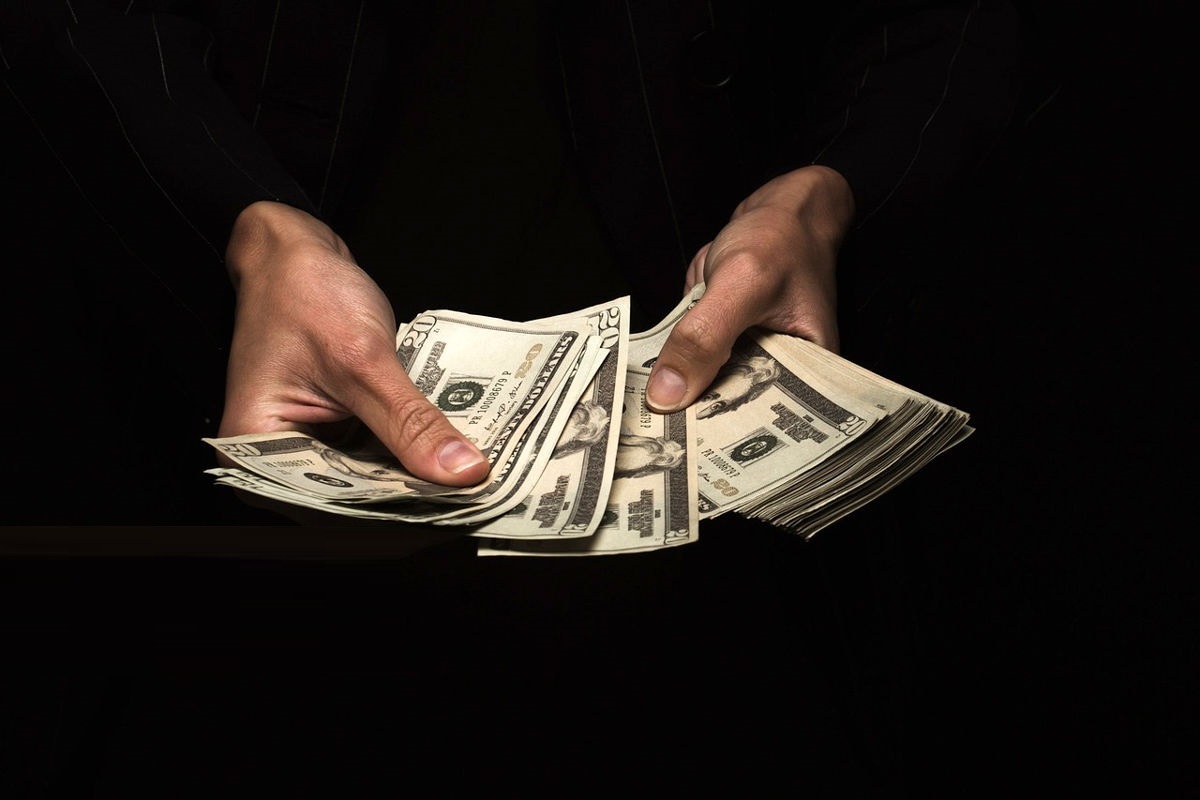 آیا سیاست ارزی دولت توان مهار قیمت دلار را دارد؟/ بازار ارز در حال پیش‌خور کردن نااطمینانی‌های آینده است