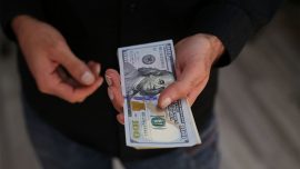 اختلاف در بازار ارز؛ دلار آزاد ۳۳ درصد بالاتر از حواله