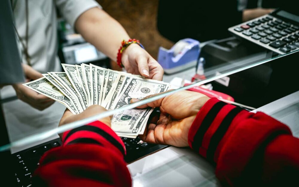 افزایش قیمت دلار در بازار پشت خطی