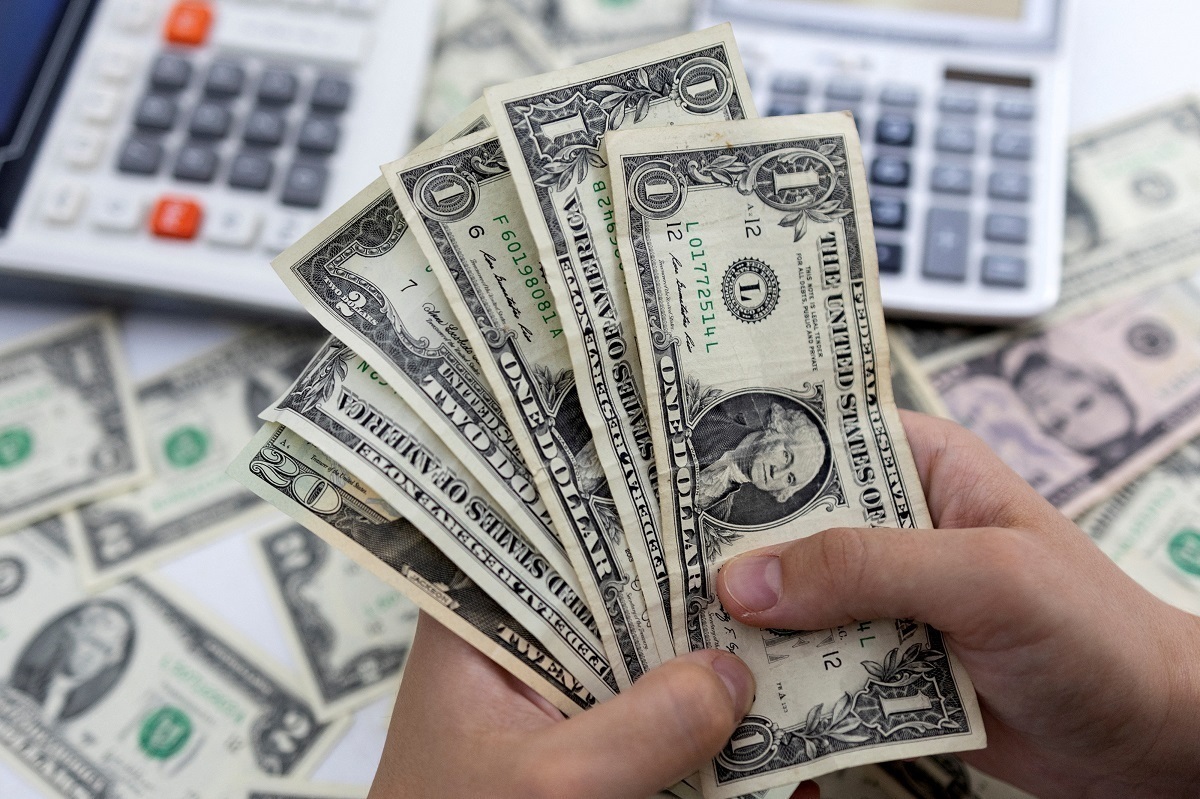 بازار ارز در پیچ و تاب اخبار سیاسی