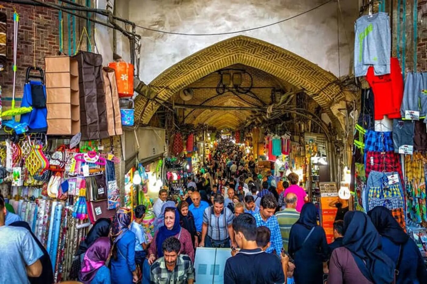 بازار بزرگ سرپوشیده تهران؛ مشتریان فقیرتر، فروشندگان نگران؛ وقتی زن شیک، کیف ۳۵۰ هزار تومانی را قسطی میخرد