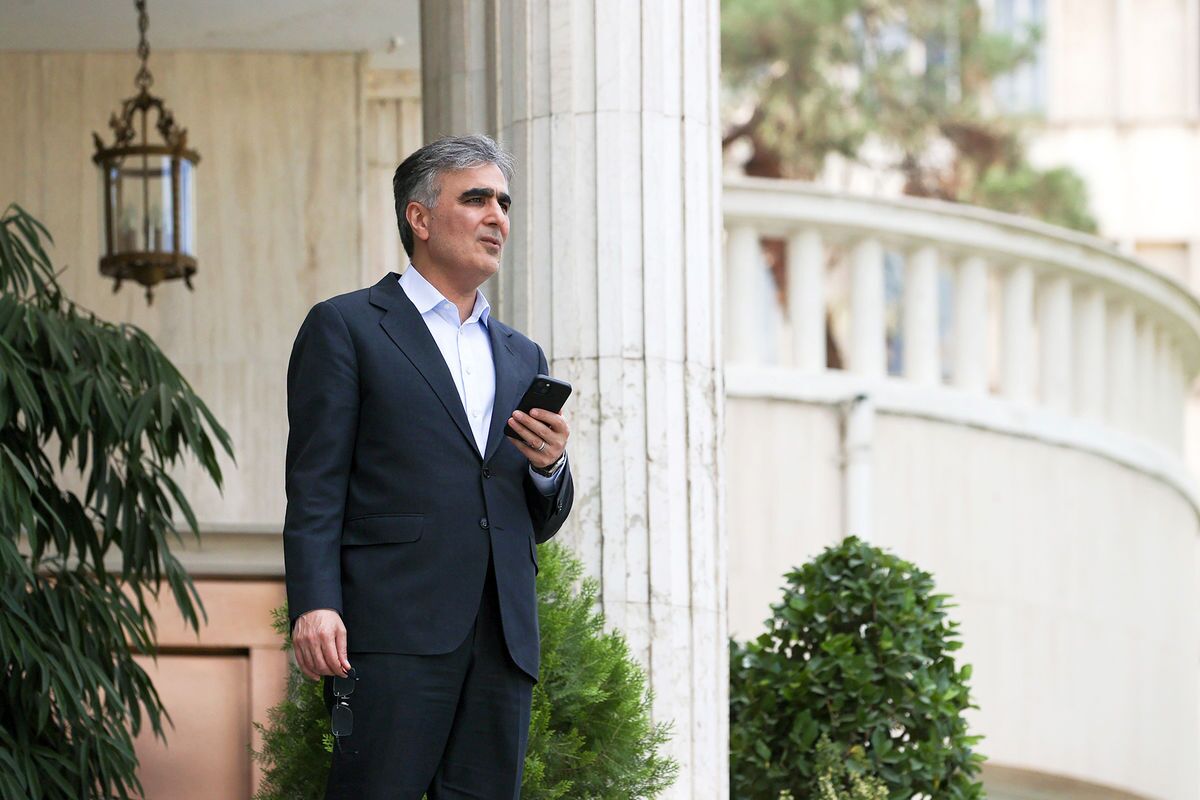 حرکت منفعل فرزین در کنترل قیمت دلار تا کجا پیش می‌رود؟/ آقای رئیس کل، اعتباری برای بانک مرکزی باقی نگذاشته است