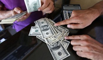 دلار دولتی، گران‌تر از دلار آزاد؛ تناقضی به وسعت سفره مردم