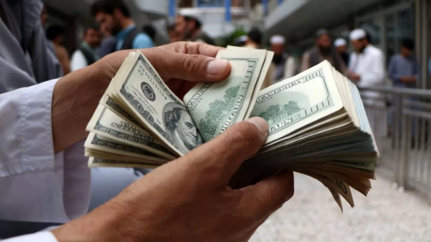 سبقت برق‌آسای دلار از سکه و بورس