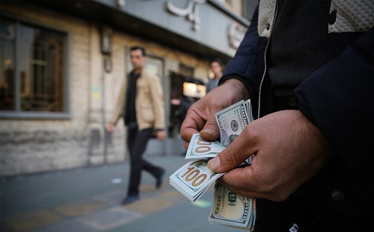 سیاست فرزین برای کاهش دلار ۹۰ هزار تومانی چیست؟/ سکانداران بانک مرکزی جز حرف‌های تکراری کاری نمی‌کنند