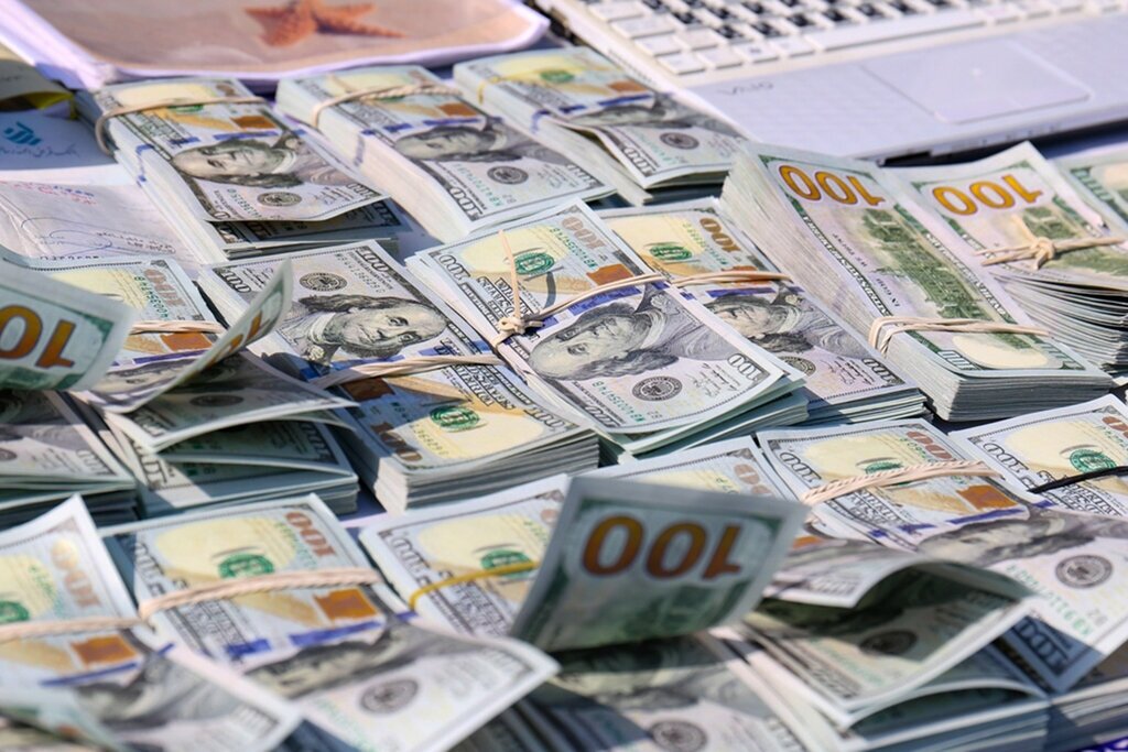 موج‌های هیجانی قیمت دلار با سیگنال مکانیسم ماشه