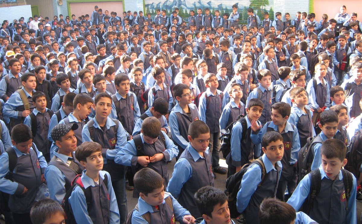پایان سال تحصیلی و آغاز یک بازار خاموش؛ روپوش‌هایی که فقر را فریاد می‌زنند/ داستانی از فقری پنهان در آگهی‌ها