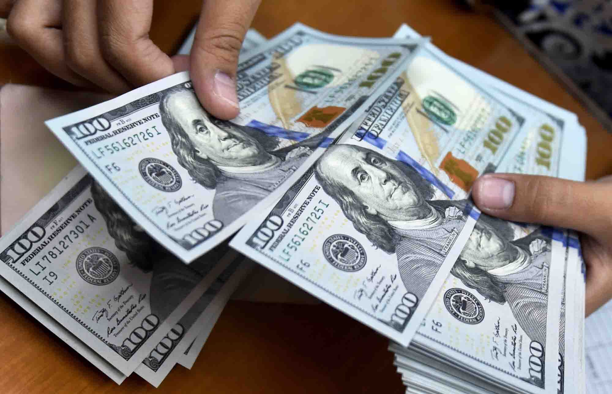 پیش بینی قیمت دلار فردا ۷ آذر ۱۴۰۳/ خیز دلار برای صعود به قله ۷۰ هزار تومان
