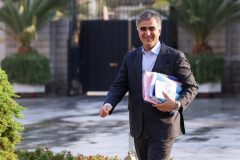 کارنامه محمدرضا فرزین؛ از وعده ثبات تا واقعیت آشفتگی در بازار ارز و طلا/ ریال در دوران سه ساله فرزین ۵۷ درصد از ارزش خود را از دست داد