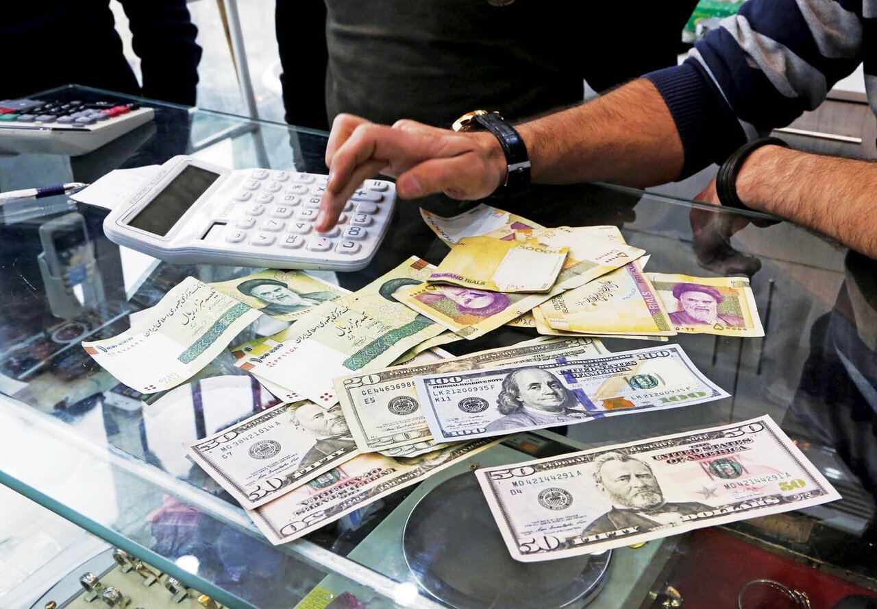 گرفتاری دلار در برزخ دو کانال