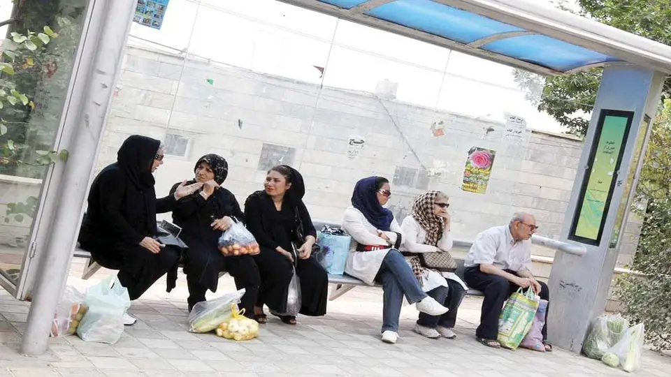 یک دهه فرودستی اقتصادی؛ سقوط معیشت طبقه متوسط در ۱۰ سال گذشته/ سهم اقلام ضروری در سبد خانوار افزایش یافت